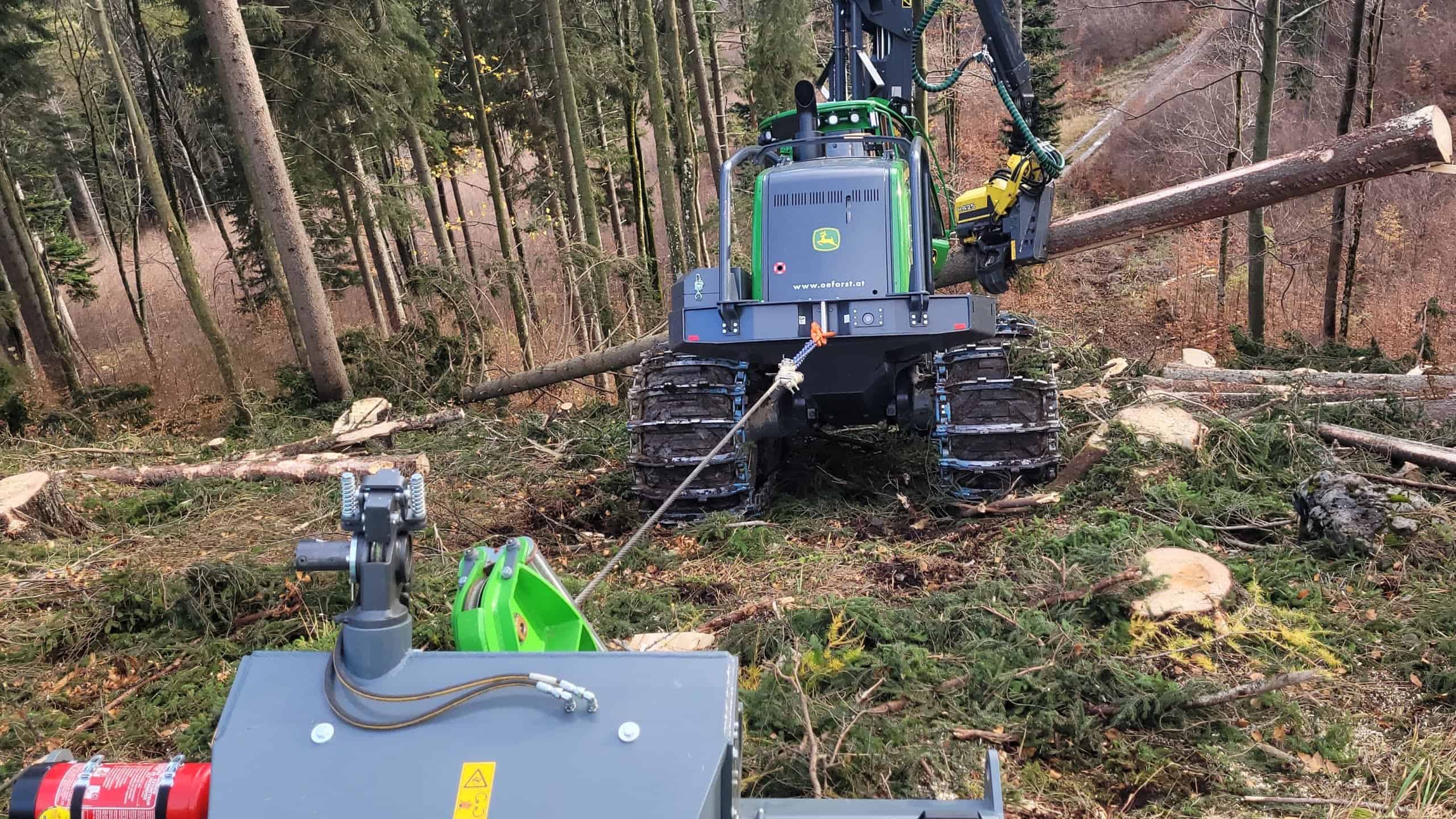 Moderný stroj na odstraňovanie snehu Winch 4.3 s pásovým podvozkom.