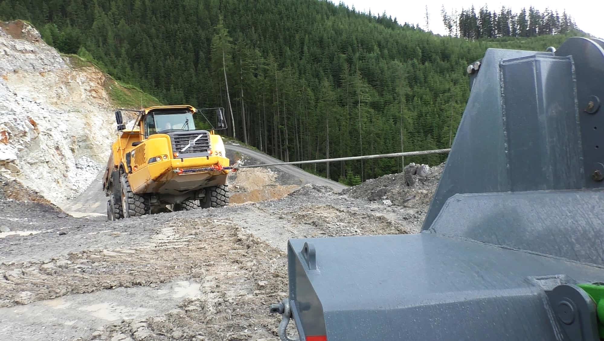 Moderný stroj na odstraňovanie snehu Winch 4.3 s pásovým podvozkom.